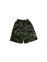 Load image into Gallery viewer, Baggy Camo 3/4 shorts
